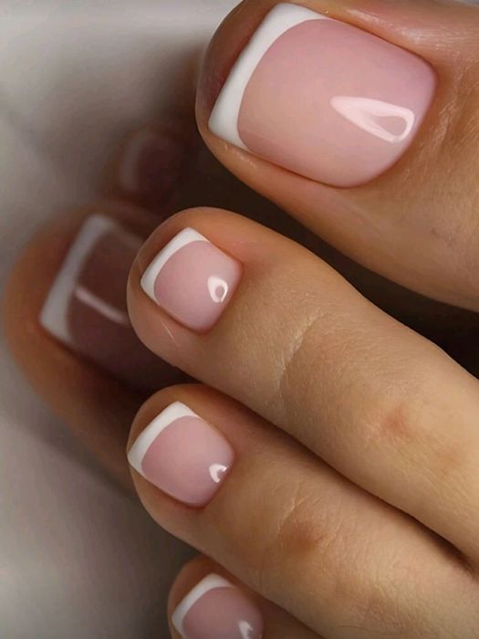 Unghii cu gel si oja semipermanenta și pedichiura estetica