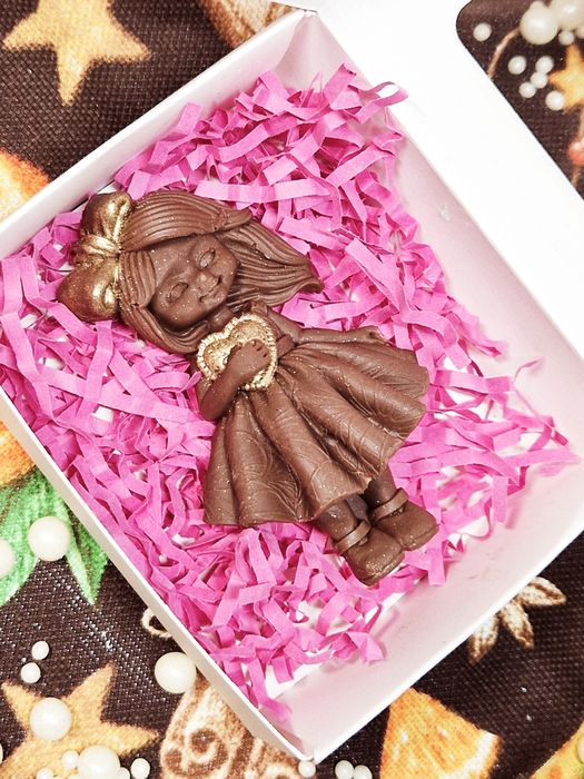 Шоколадные бонбоньерки в форме девочек