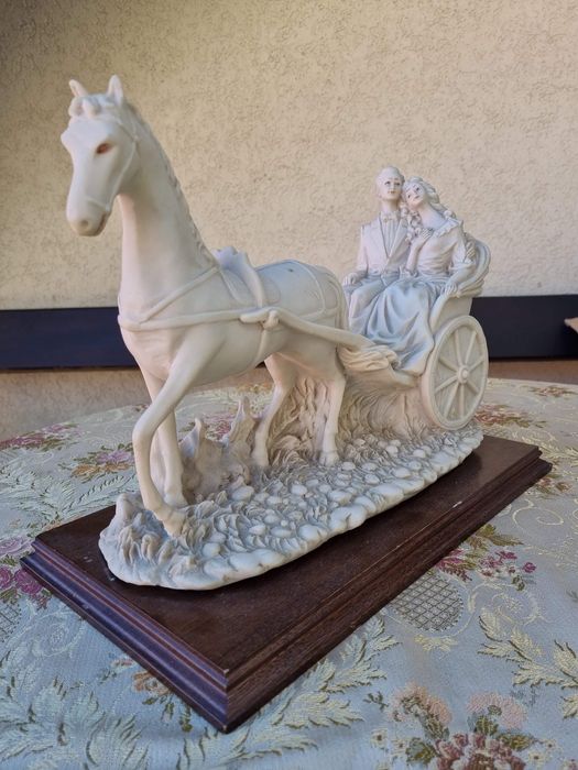 Statueta din rasina-cuplu in trasura