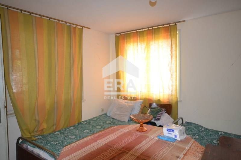 Вила с двор във вилна зона ,,Куба,,