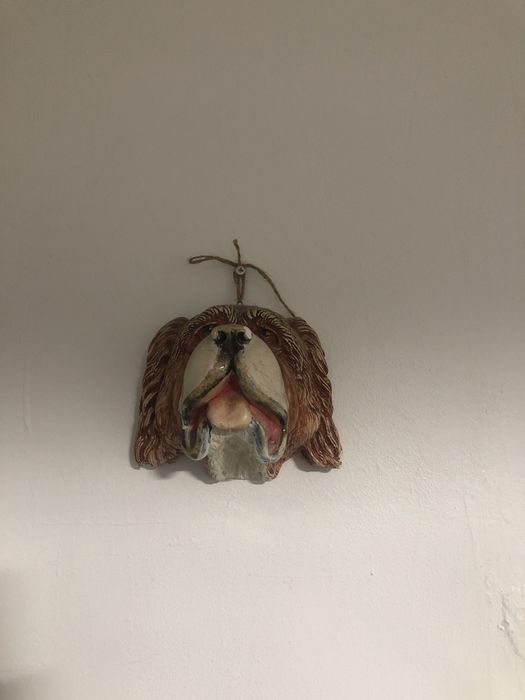 Cap de caine din ceramica si covor gri