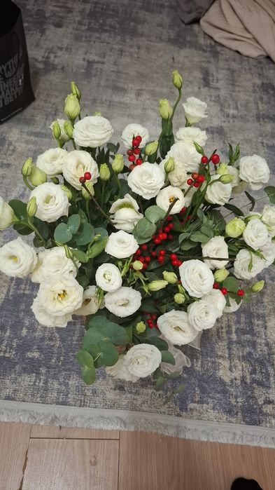 Кустовые розы в корзине