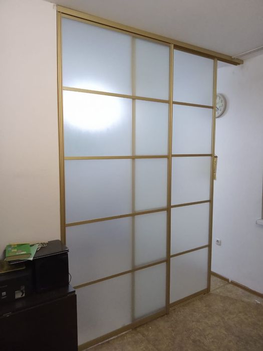 Двери стекла зеркала перегородки