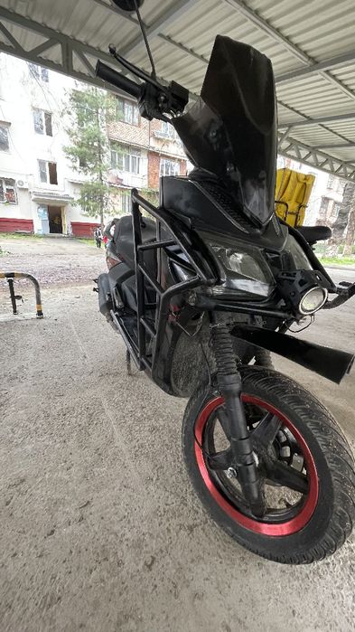 Holati yaxshi  tez va qulay skuter rangi qora idial  arzon narxda hali
