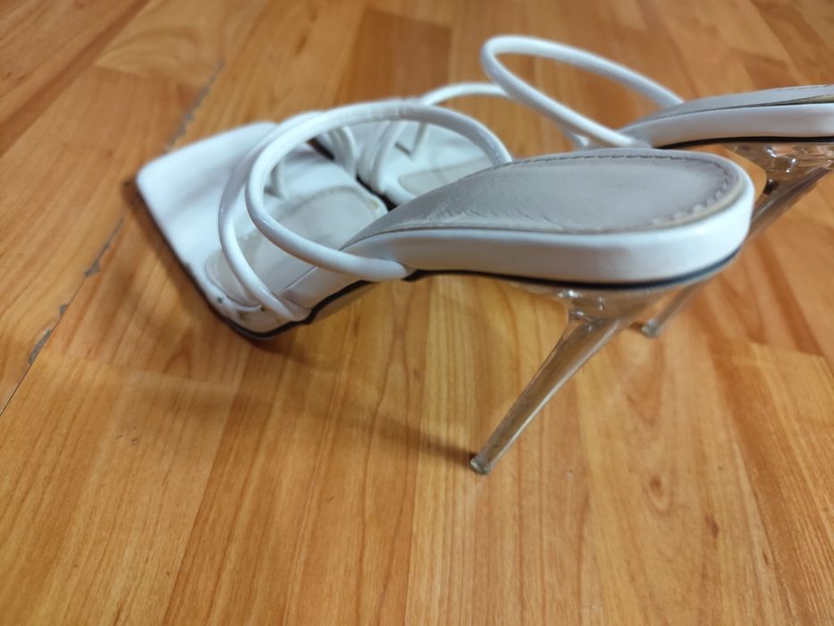 Sandale cu toc înalt albe