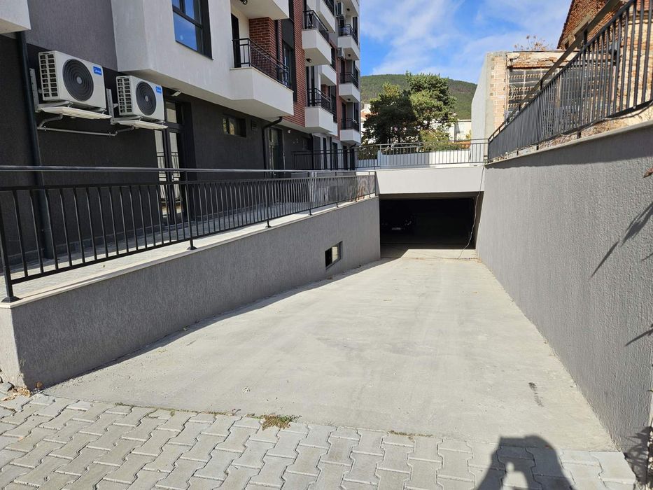 Дава се под наем Гараж / Паркомясто в Сливен, Република - 18 кв.м за 40.8 € - Снимка #1