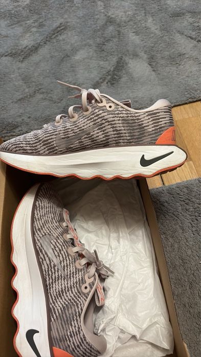 Nike  Motive 38