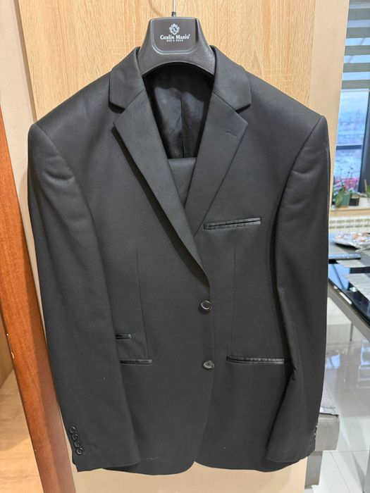 Черен мъжки костюм