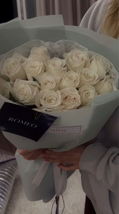 свежие белые розы