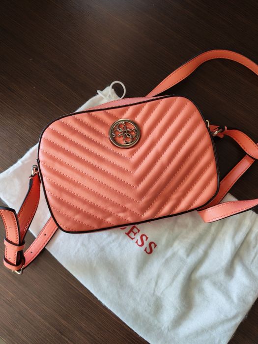 Geantă Guess crossbody roz/corai matlasată