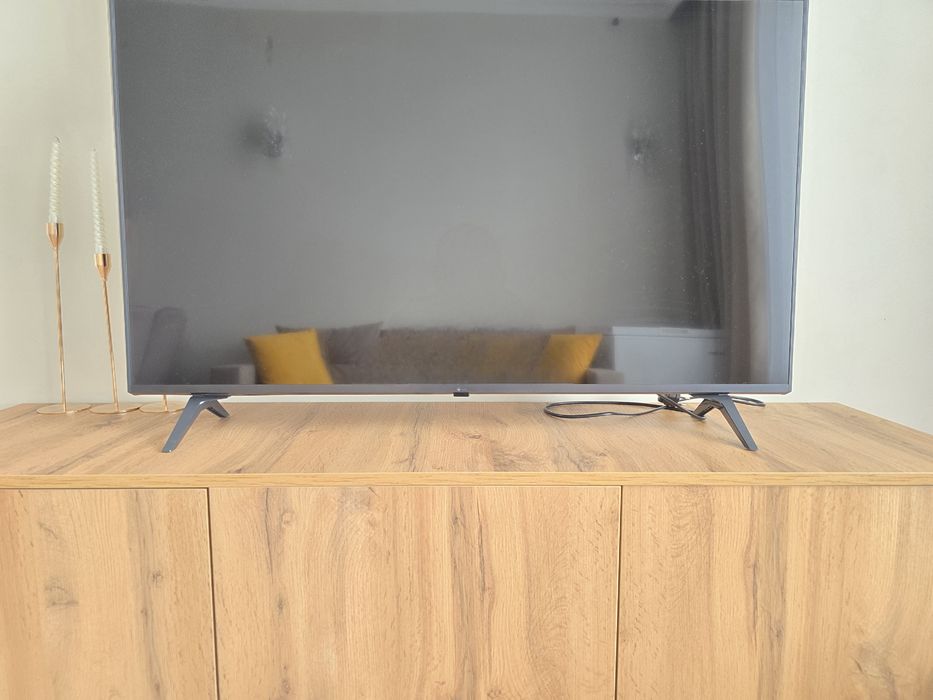 Телевизор в отличном состоянии, причина продажи переезжаем