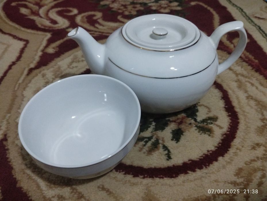 Чойнак, пиёла, коса. Оқ идишлар тўплами