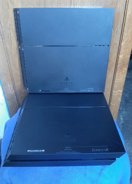 Vând Console PlayStation 4 defecte în stare bună estetică  piese