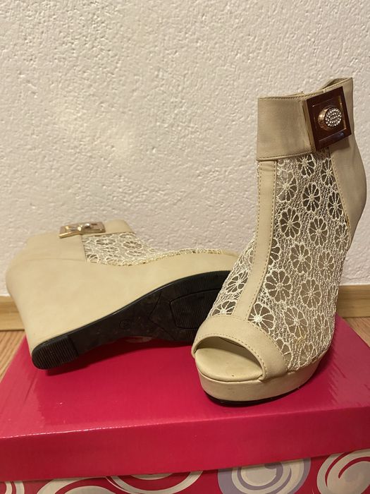 Дамски обувки на платформа