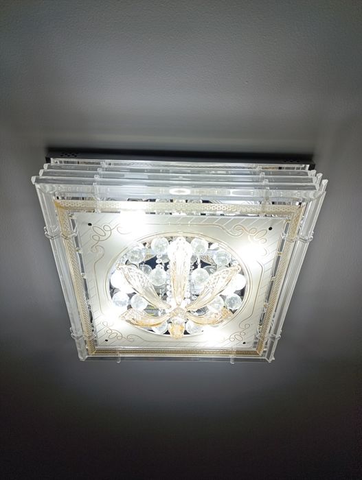 расмдаги люстралар сотилмокда