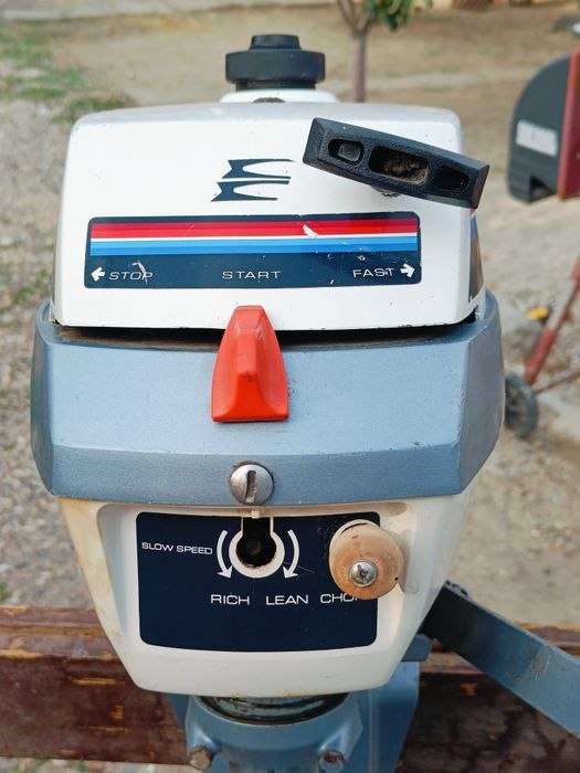 Motor barcă Evinrude 4 CP (2.8 kW) – Rezervor încorporat, stare excelentă