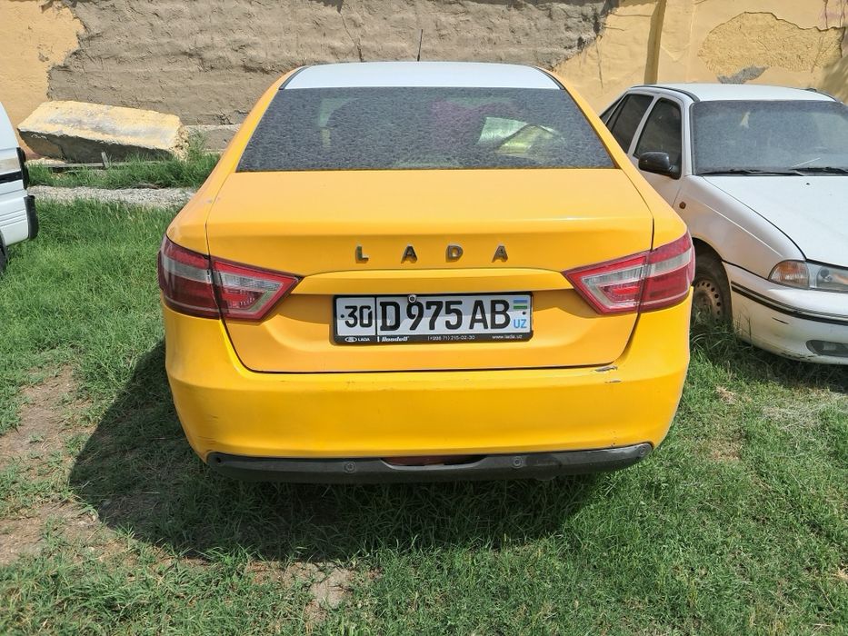 Lada vesta srochni sotiladi