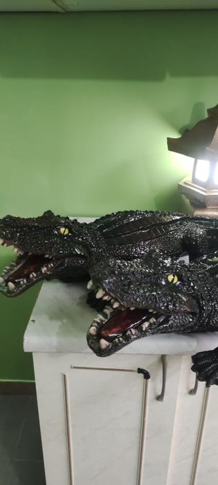 Скульптура крокодила.