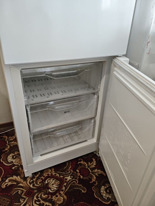 Продам холодильник Indesit