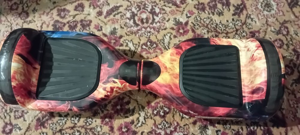 Hoverboard, puțin zgâriat dar în conditii bune.