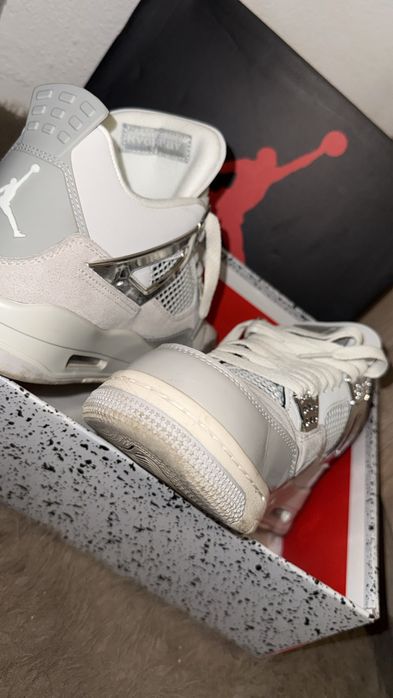 Air Jordan Retro 4 Frozen Moments
