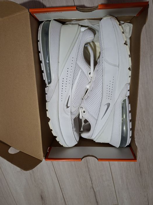 Продолавам бели маратонки Nike Air zoom hyperace 3