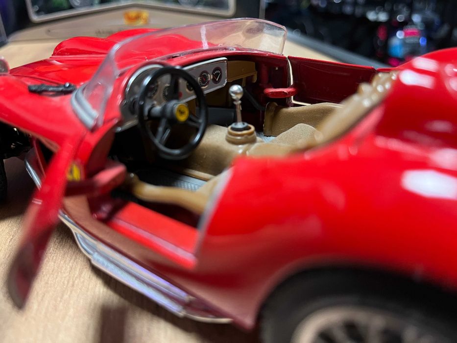 BBURAGO метална колекционерски модел FERARRI 250 TESTAROSSA 1:18