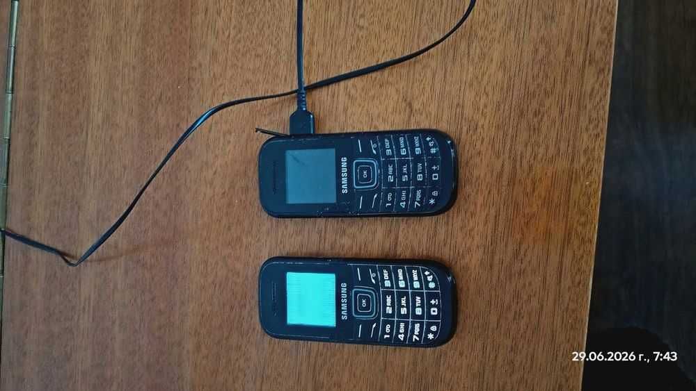 2 броя телефони Samsung 1200 + едно зарядно супер евтино