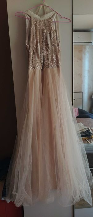 Рокли, подходящи за всякакви поводи. Роклите са носени по веднъж.