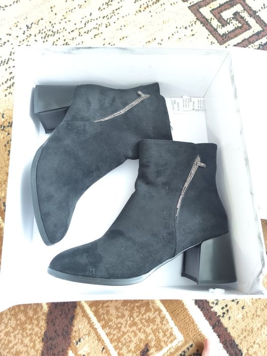 Новые ботинки замшевые