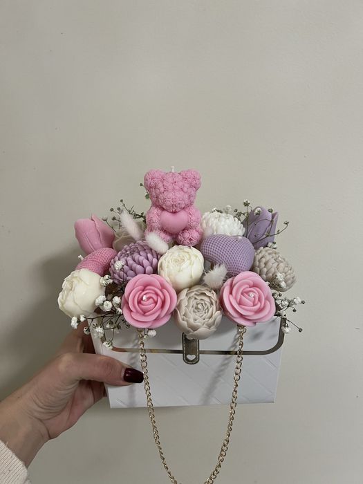 Кутия със соеви свещи цветя