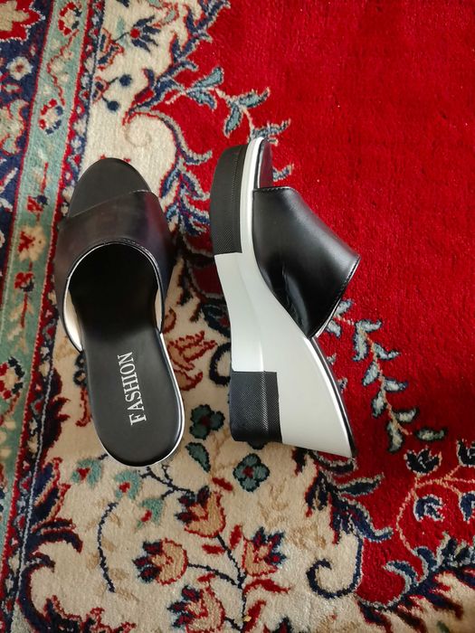 Дамски чехли; модел платформа