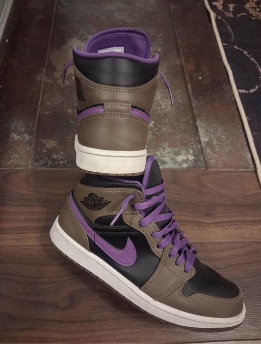 Vând adidasi Nike Air Jordan 1 Mid Palomino/Wilde Bery