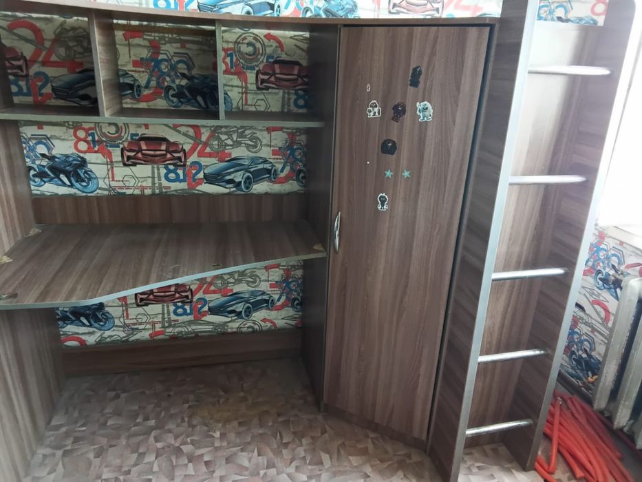 Отдам даром стол детский