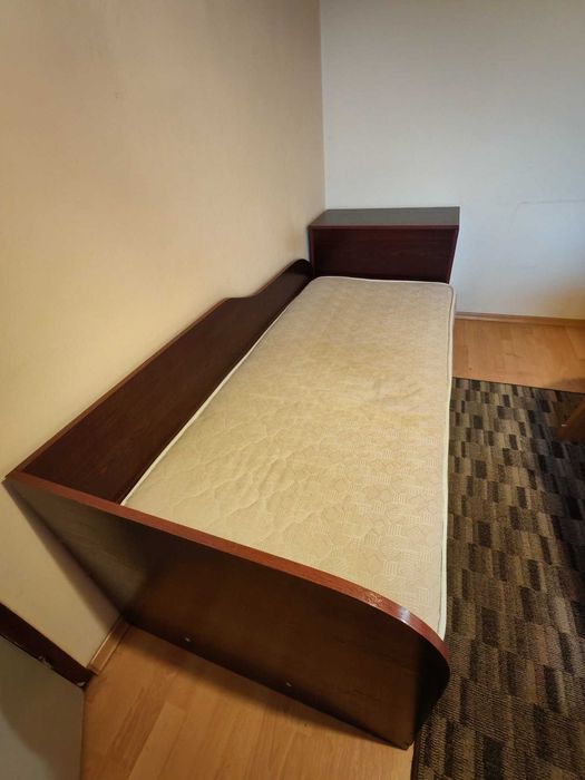 Продавам единично легло с матрак и ракла