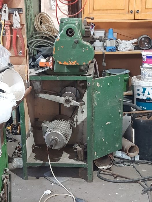 Vând strung la  4000 lei și crăpător de lemne la 2500 lei