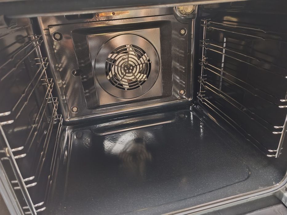 Свободно стояща печка с керамичен плот Electrolux с 2 години Гаранциия