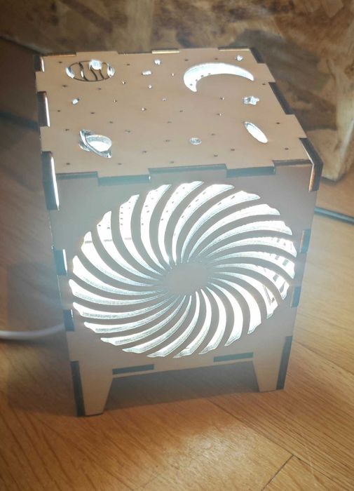 Продавам нова малка нощна LED лампа