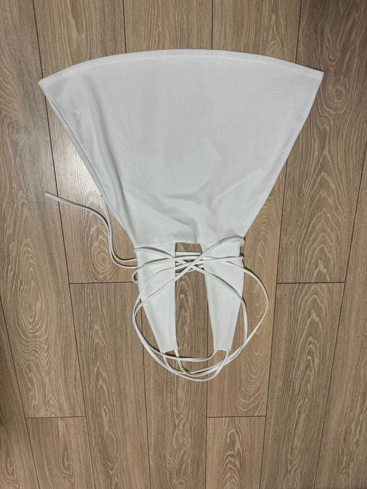 Бяла мини лятна рокля с дългри презрамки, които се осукват през кръста