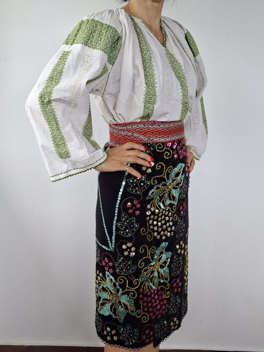 Vind costum popular