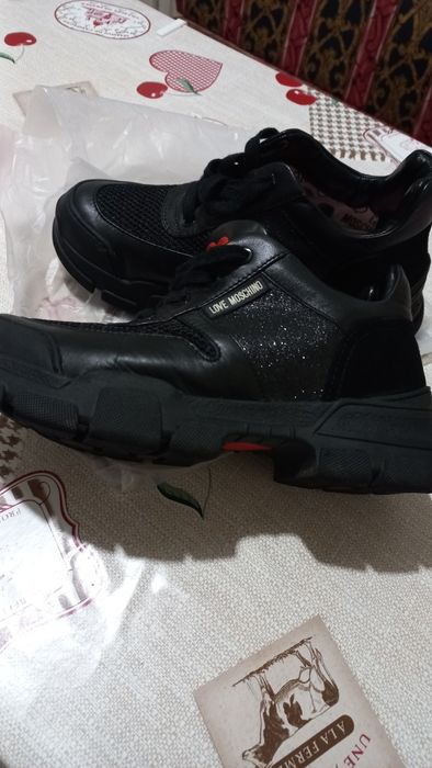 Дамски черни маратонки