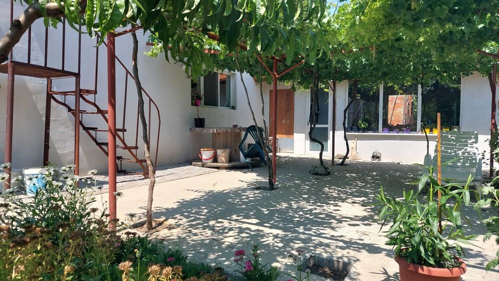 Продавам къща с двор в с. Кукорево