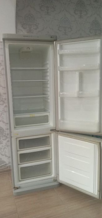 Продается двухкамерный большой холодильник LG