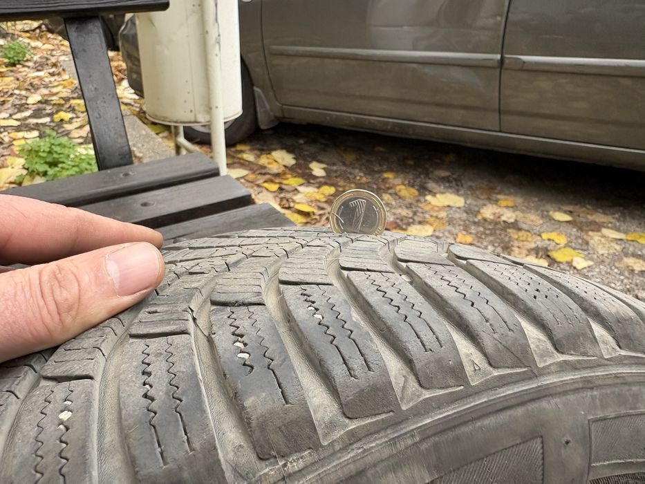 Продавам 15 цола зимни  гуми на два сезона цената е за двата брокарани