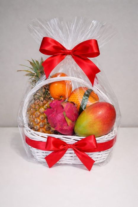 Цветы, тюльпаны, розы, клубника в шоколаде и фруктовые корзины