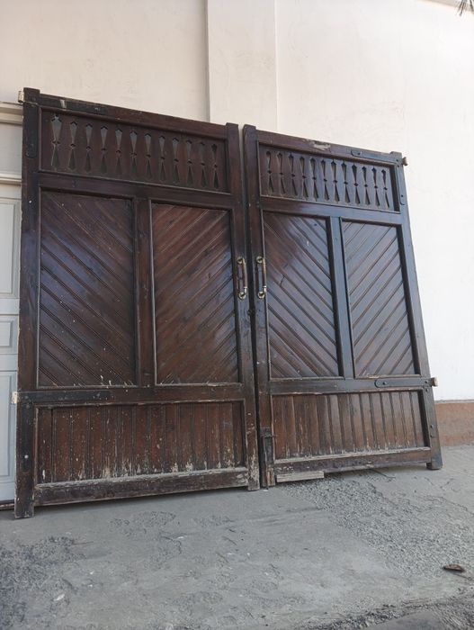 Ёғоч дарвоза сотилади,