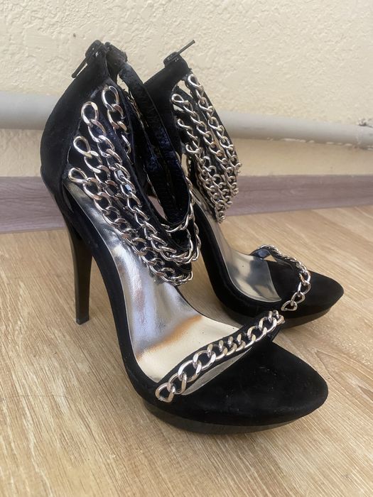 Продам босоножки очень красивые