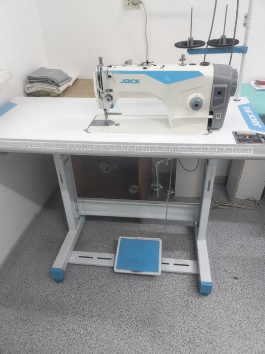 Продам швейную машину.