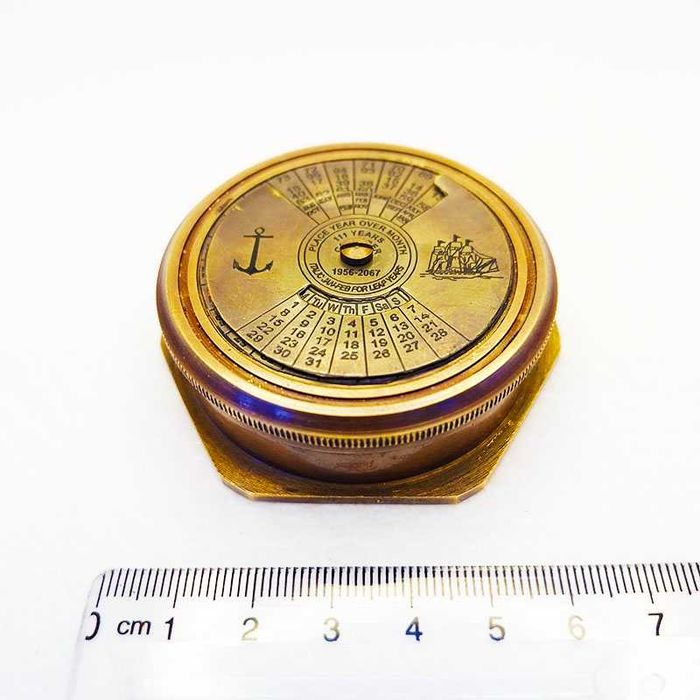 Бронзов компас с вечен календар с дървена ретро кутия