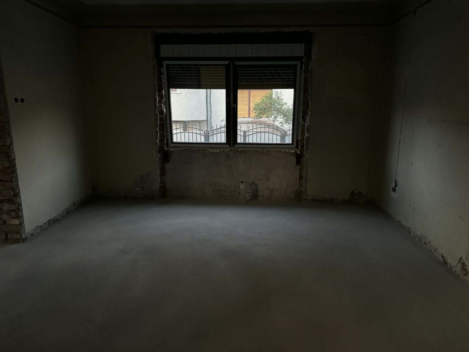 Vând casa urgent